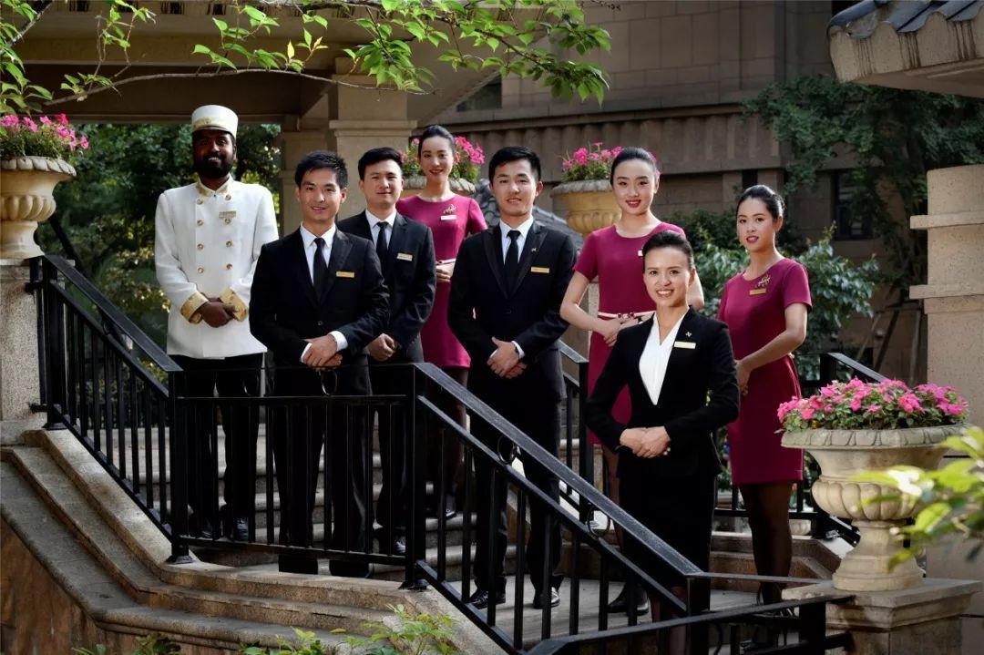 藍光進化論 以“兩只手”卡位現(xiàn)代服務(wù)業(yè)，搶灘萬億級物業(yè)管理藍海